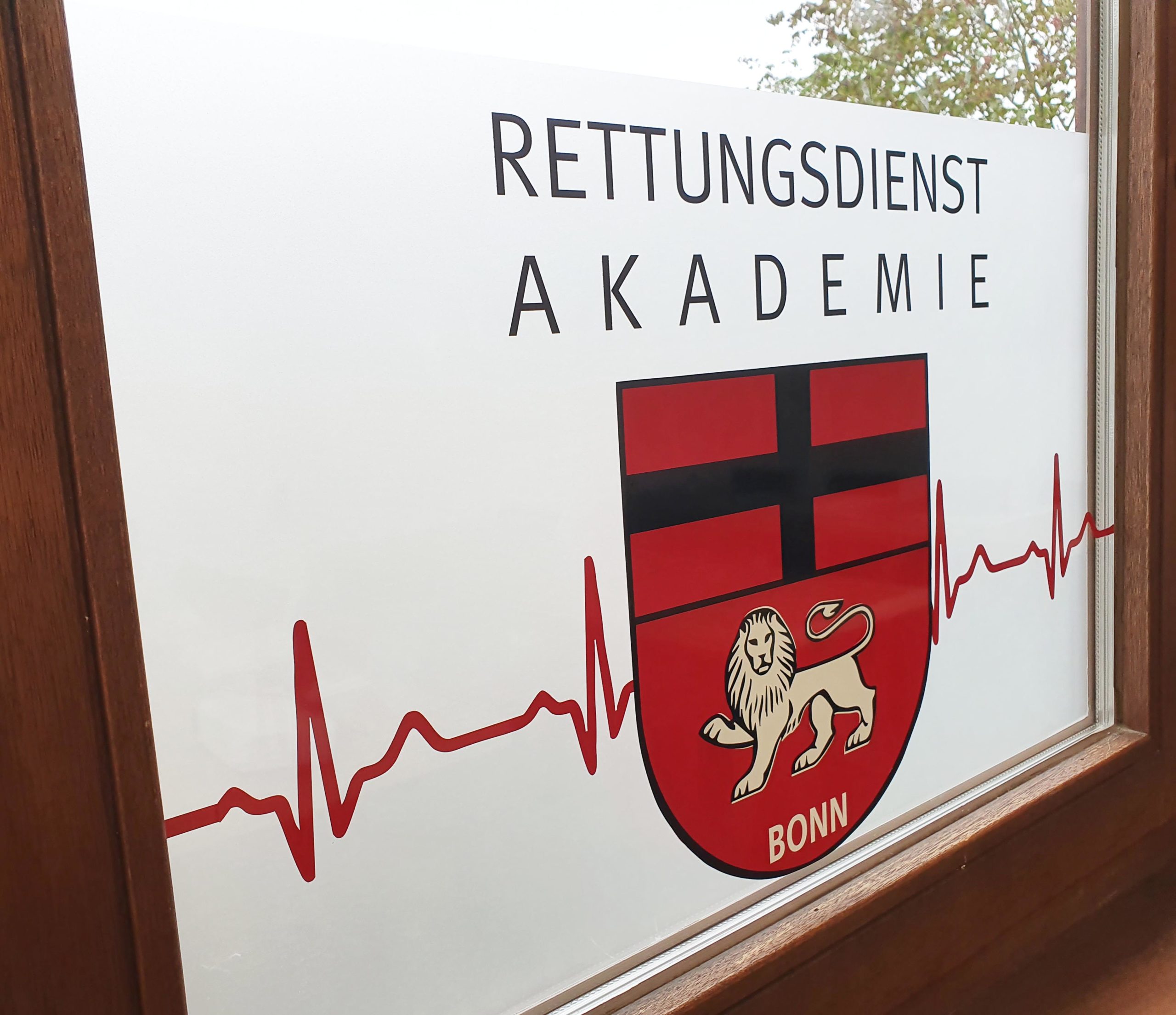 Unterrichtsraum-1 Logo am Fenster - Rettungsdienst Akademie Bonn